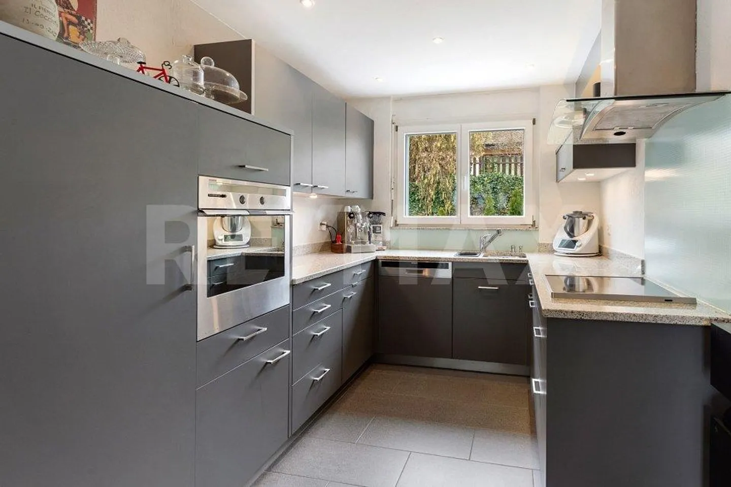 Maison individuelle moderne de 5,5 pièces dans un quartier résidentiel prisé - Photo 5 sur 10