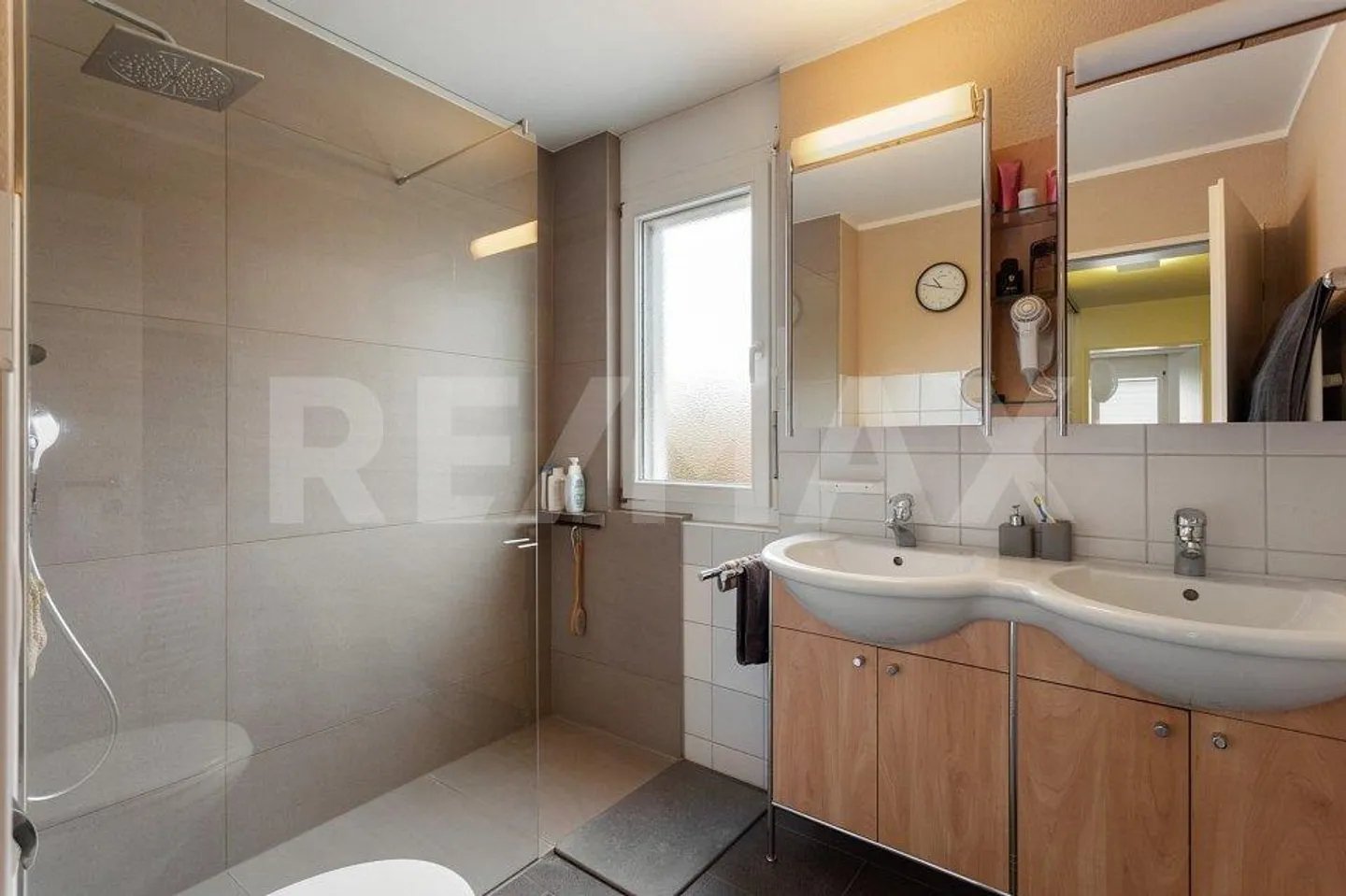 Maison individuelle moderne de 5,5 pièces dans un quartier résidentiel prisé - Photo 9 sur 10