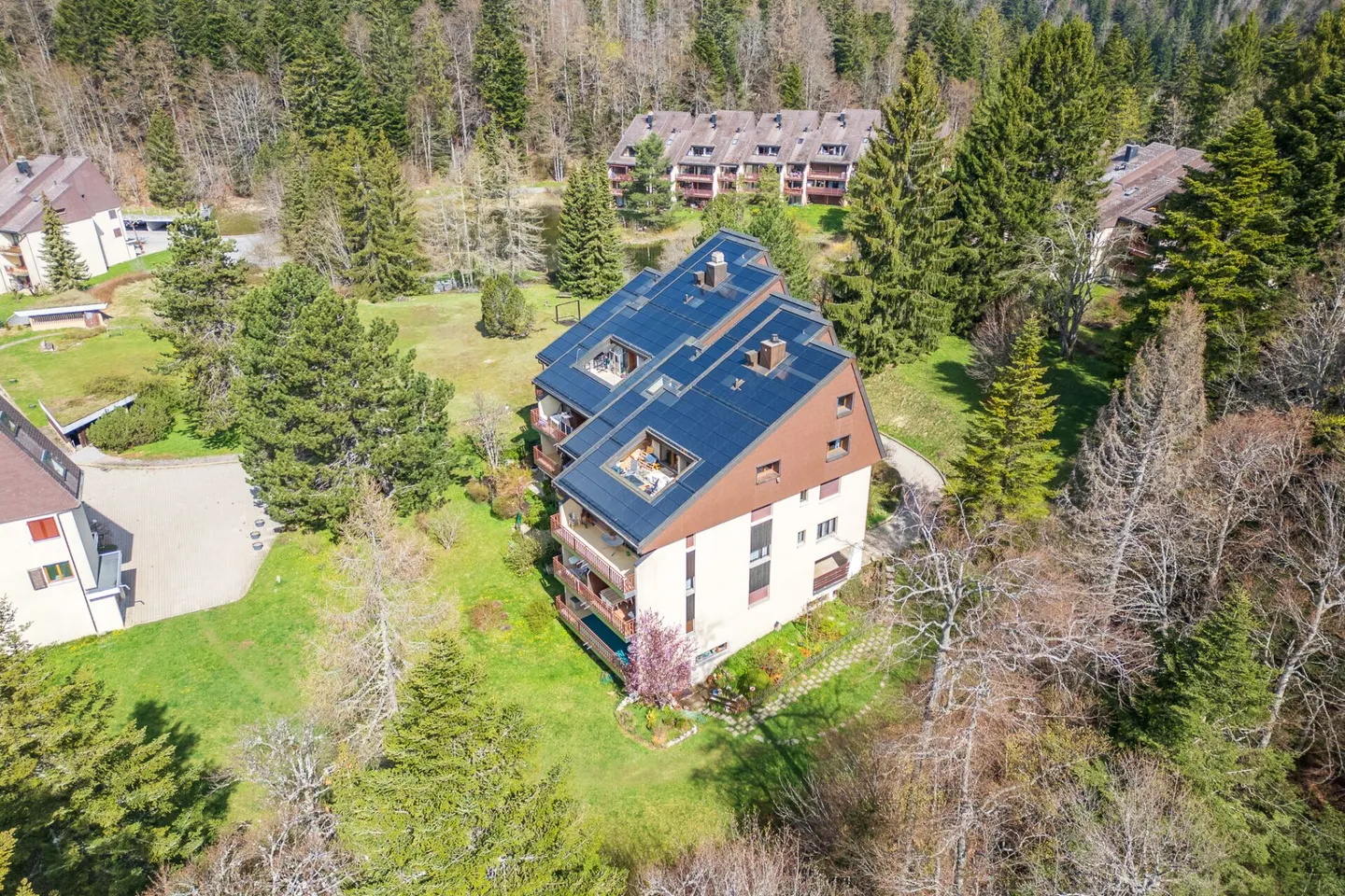 140 m² Duplex im obersten Stock mit 3 Schlafzimmern, Terrasse und Wald - Foto 2 von 19