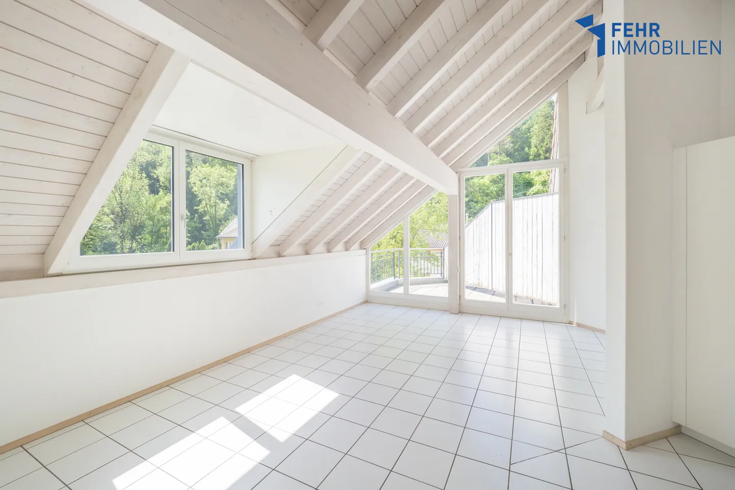 Fehr Immobilier - Appartement en attique confortable de 4,5 pièces - Photo 3 sur 9
