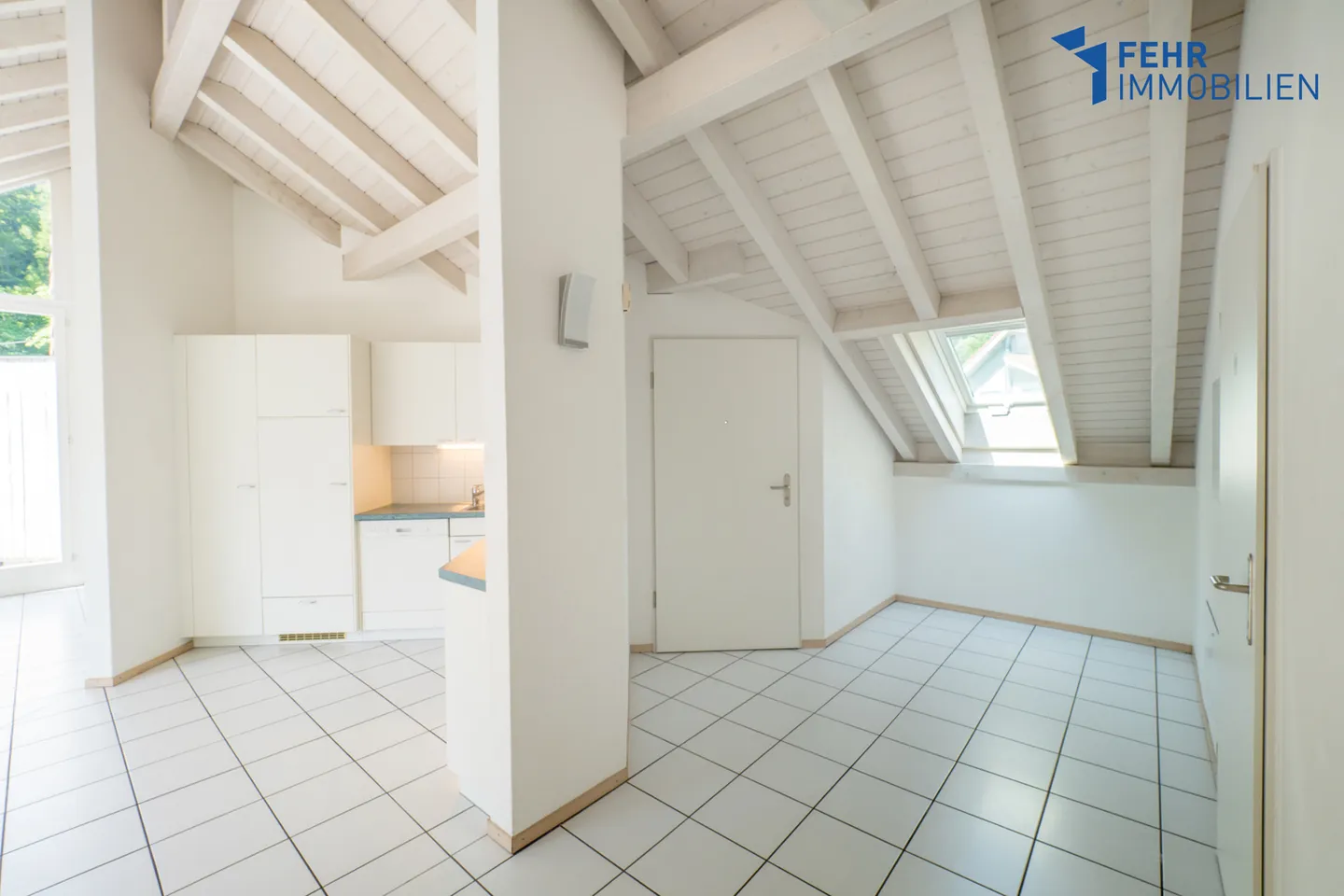 Fehr Immobilier - Appartement en attique confortable de 4,5 pièces - Photo 2 sur 9