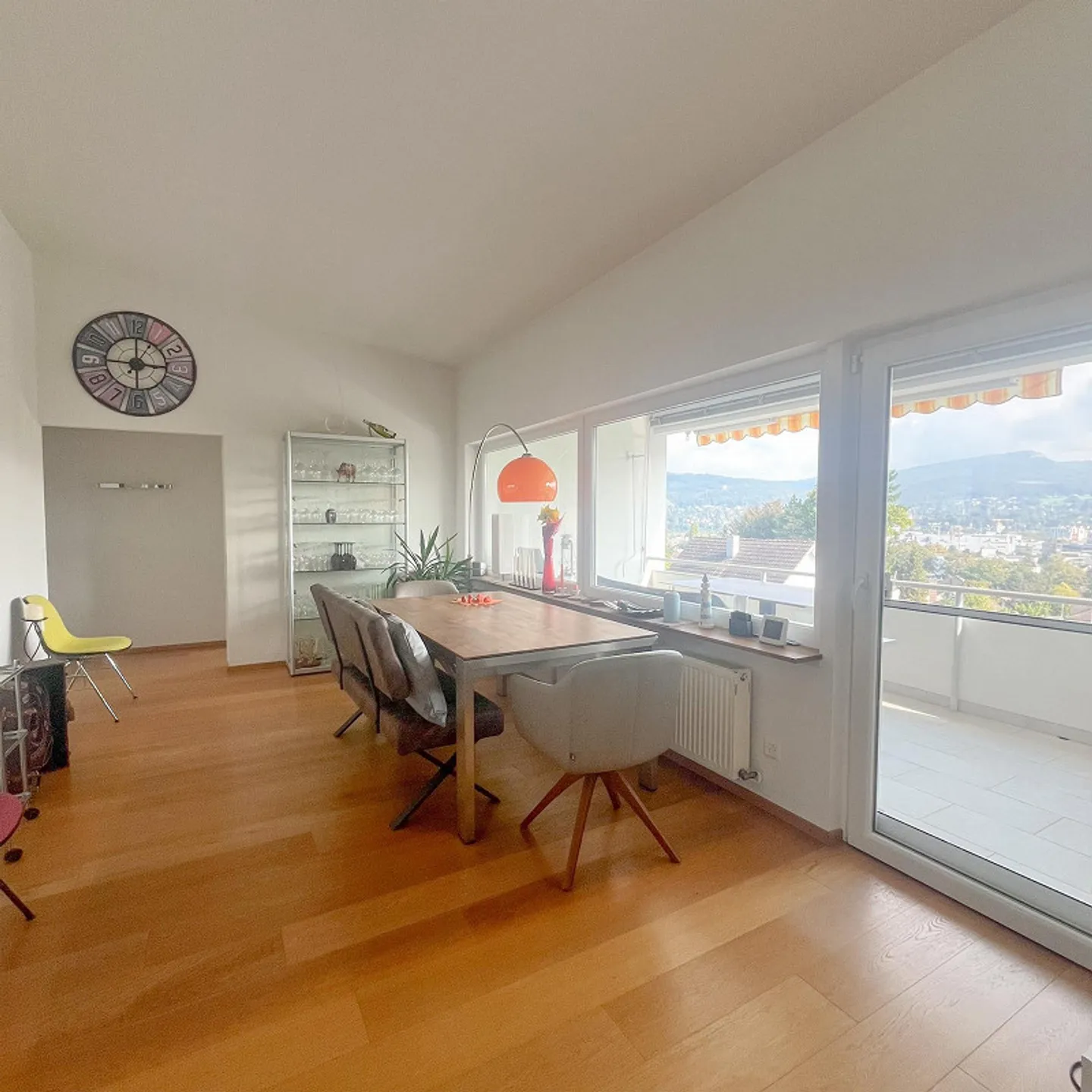 5.5-Zimmer Einfamilienhaus mit Einliegerwohnung und Fernsicht - Foto 3 von 15