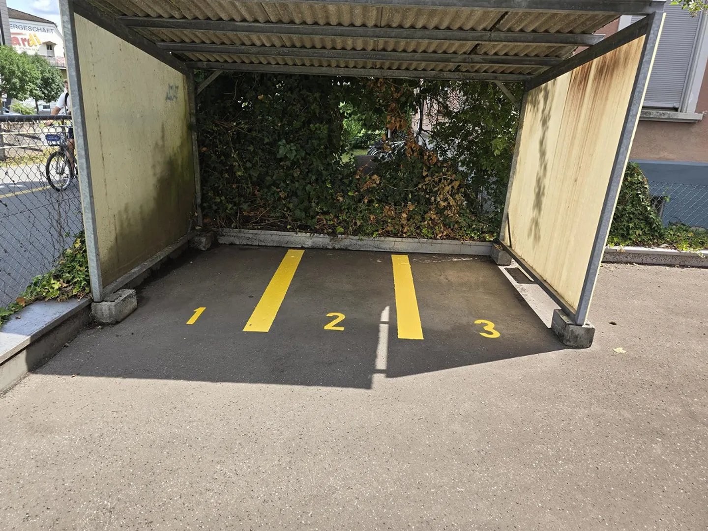 Überdachter Motorradparkplatz in Luzern - Foto 1 von 3