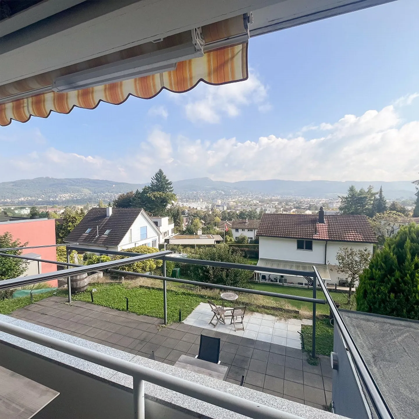 5.5-Zimmer Einfamilienhaus mit Einliegerwohnung und Fernsicht - Foto 4 von 15