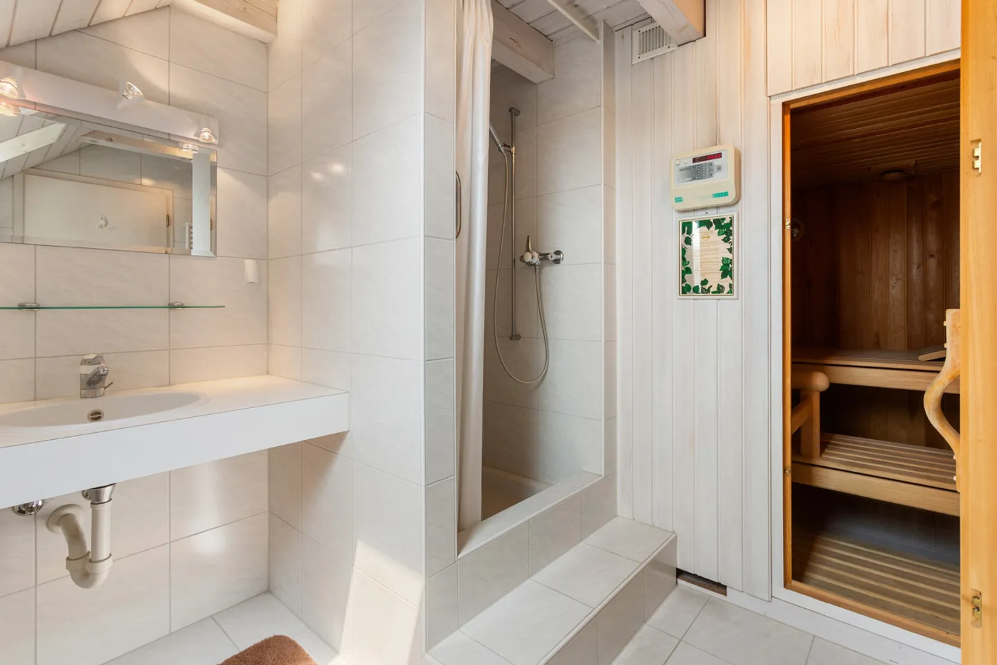 Paradiso Familiare Spazioso con Giardino, Sauna e Sottotetto Versatile - Foto 4 di 6