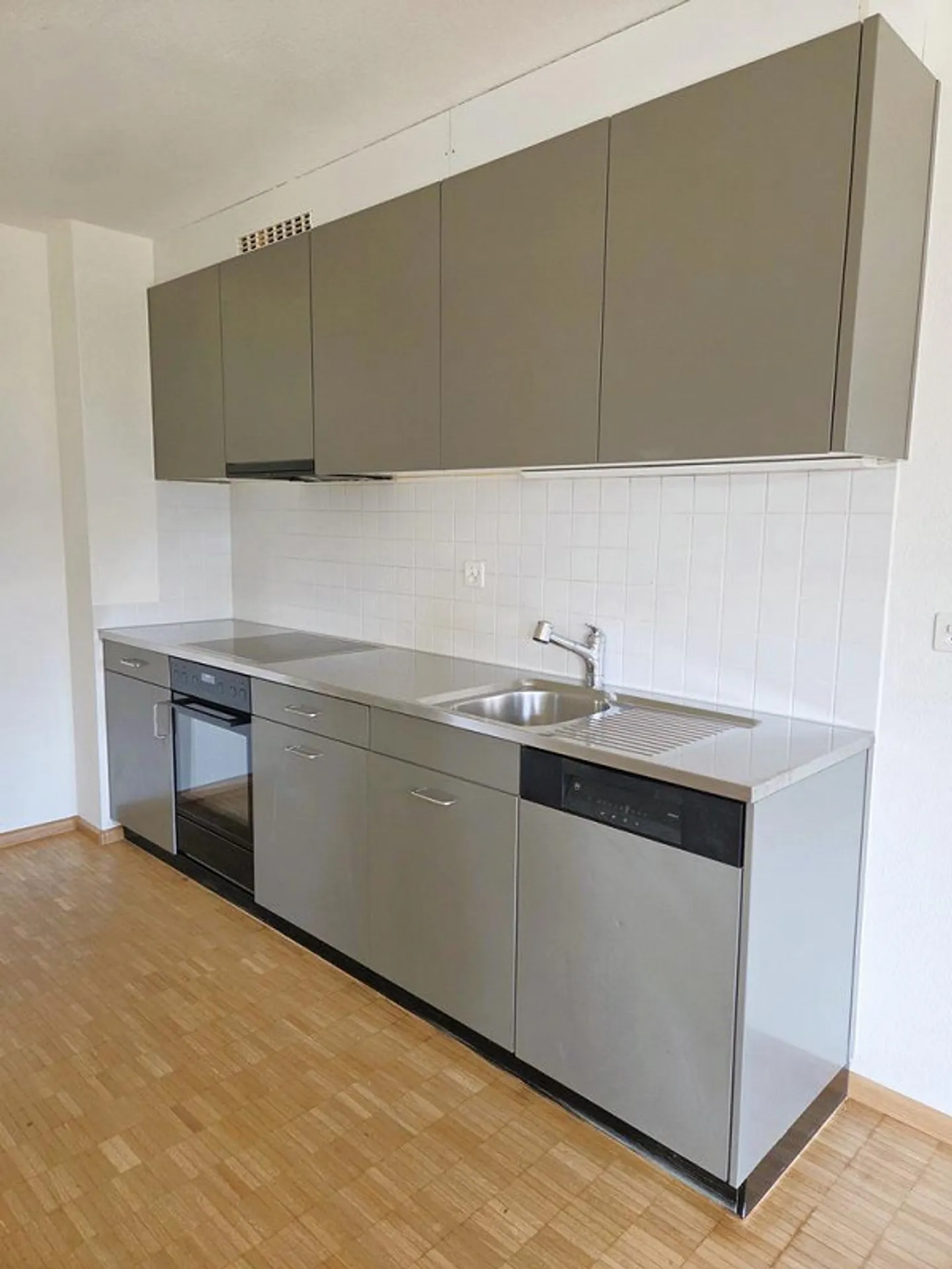 Appartement spacieux de 4 pièces dans la verdure - Photo 2 sur 8