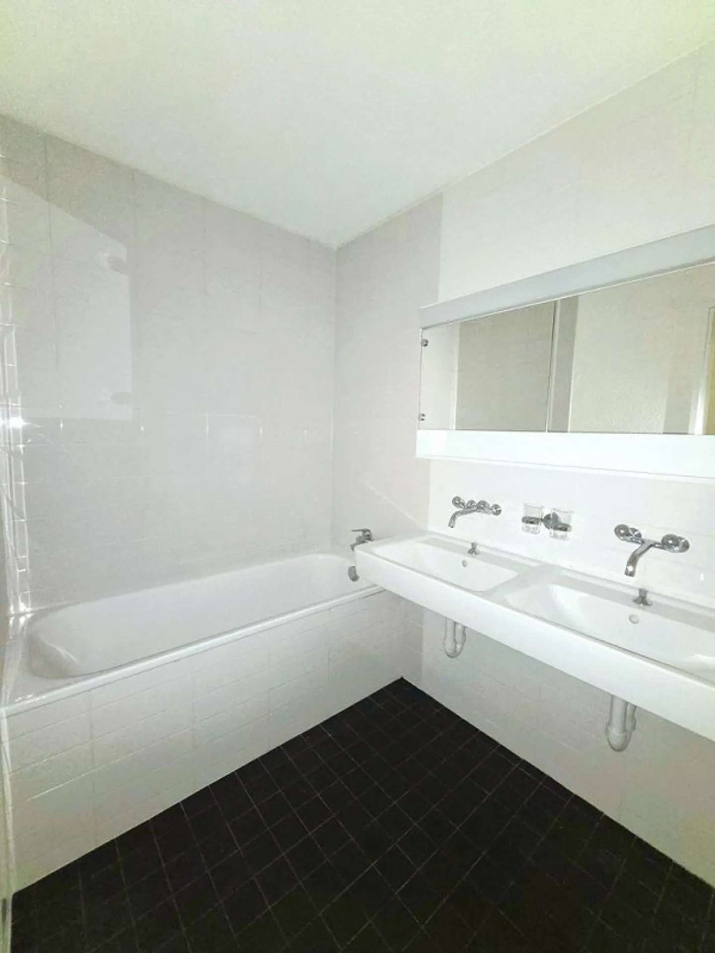 Appartement spacieux de 4 pièces dans la verdure - Photo 4 sur 8