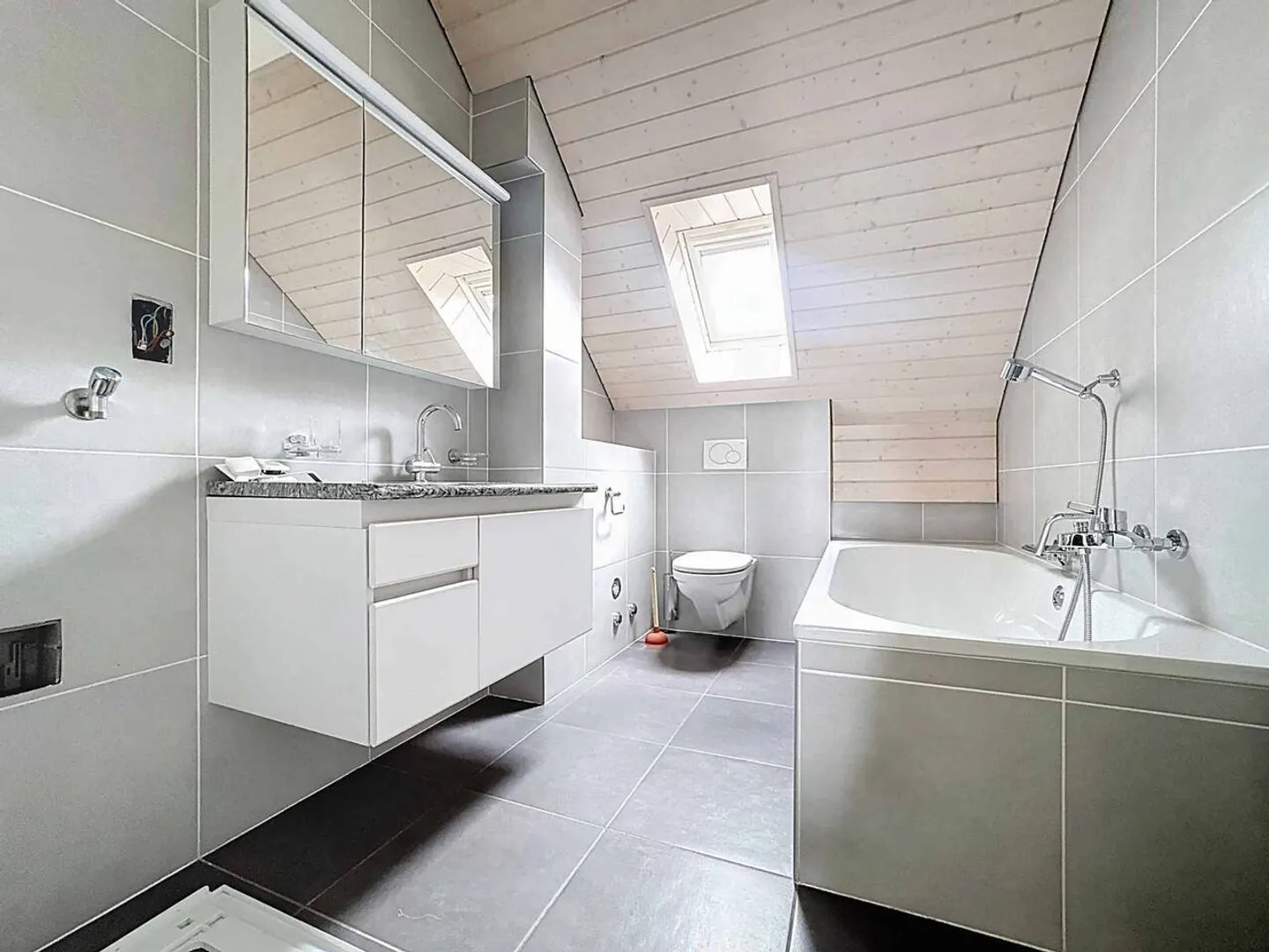 Attique de 5.5 pièces de 200m2 avec vue sur le lac Léman - Photo 8 sur 13