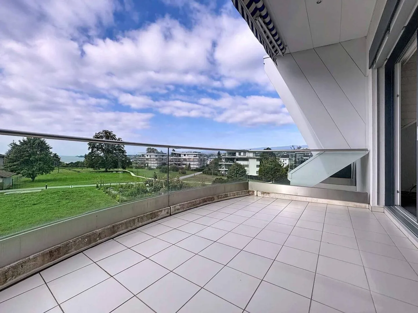 Attique de 5.5 pièces de 200m2 avec vue sur le lac Léman - Photo 9 sur 13