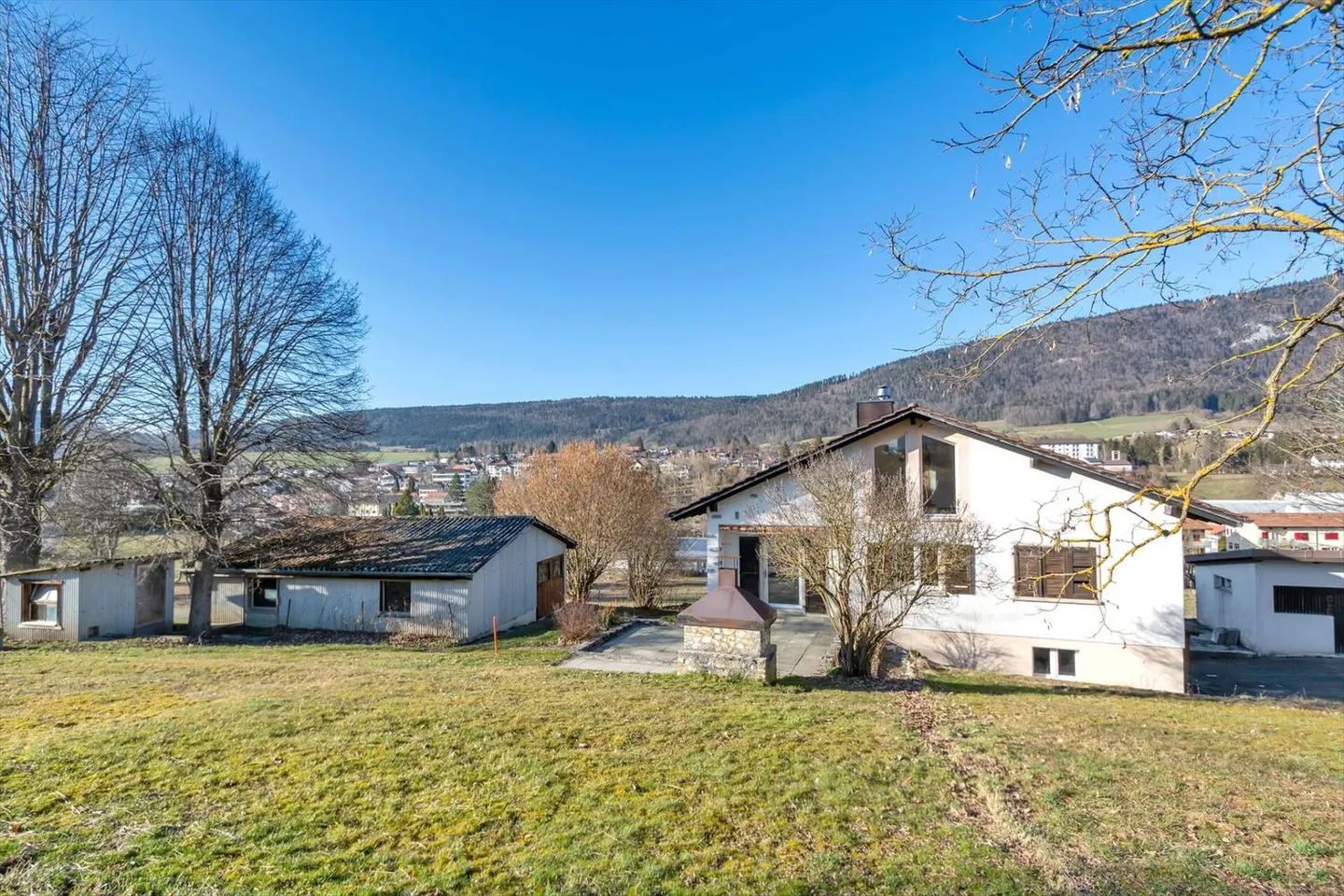 Reconvilier, villa de 4.5pces avec atelier et 3 garages - Photo 2 sur 13