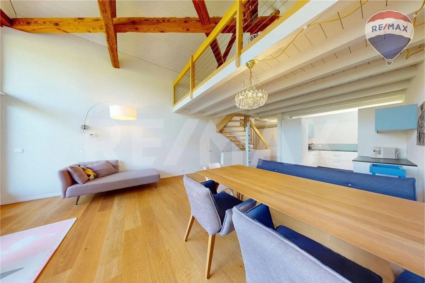 Stylish Maisonette Penthouse Apartment with 200 m² Terrace Perfect for Work-Life Balance - Photo 4 of 13