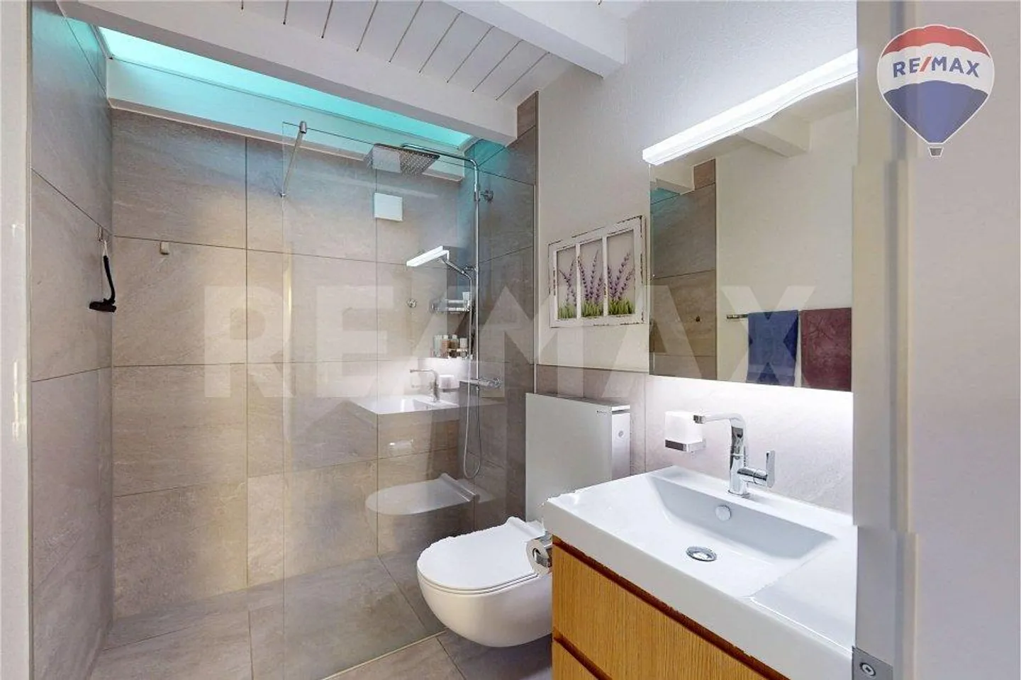 Stylish Maisonette Penthouse Apartment with 200 m² Terrace Perfect for Work-Life Balance - Photo 9 of 13