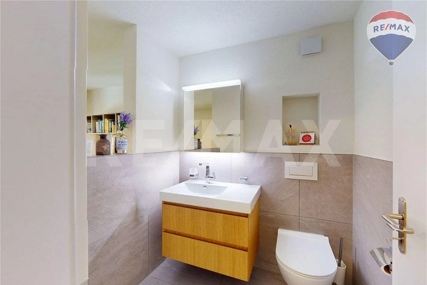 Stylish Maisonette Penthouse Apartment with 200 m² Terrace Perfect for Work-Life Balance - Photo 12 of 13