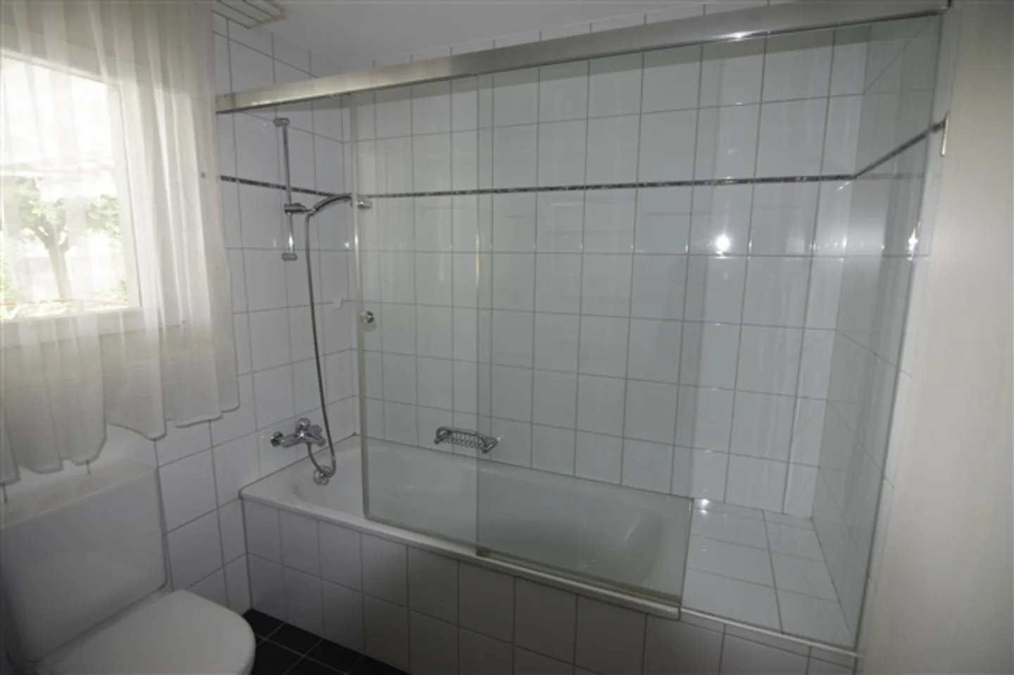 Appartement meublé à Dielsdorf, Suisse - Charges, Internet et TV inclus - Photo 5 sur 15