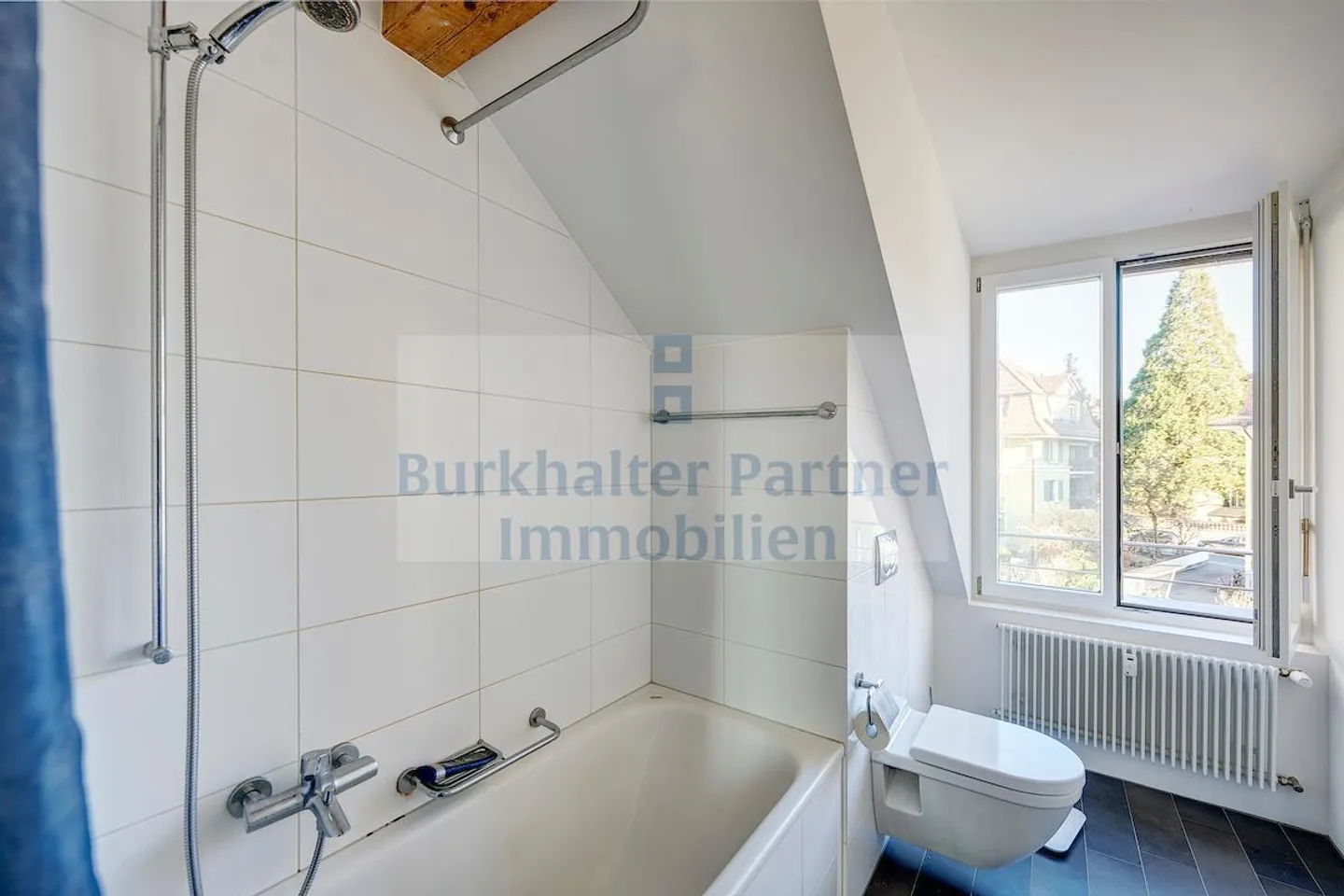 Bellissimo appartamento mansardato con galleria nella Länggasse anteriore! - Foto 2 di 9