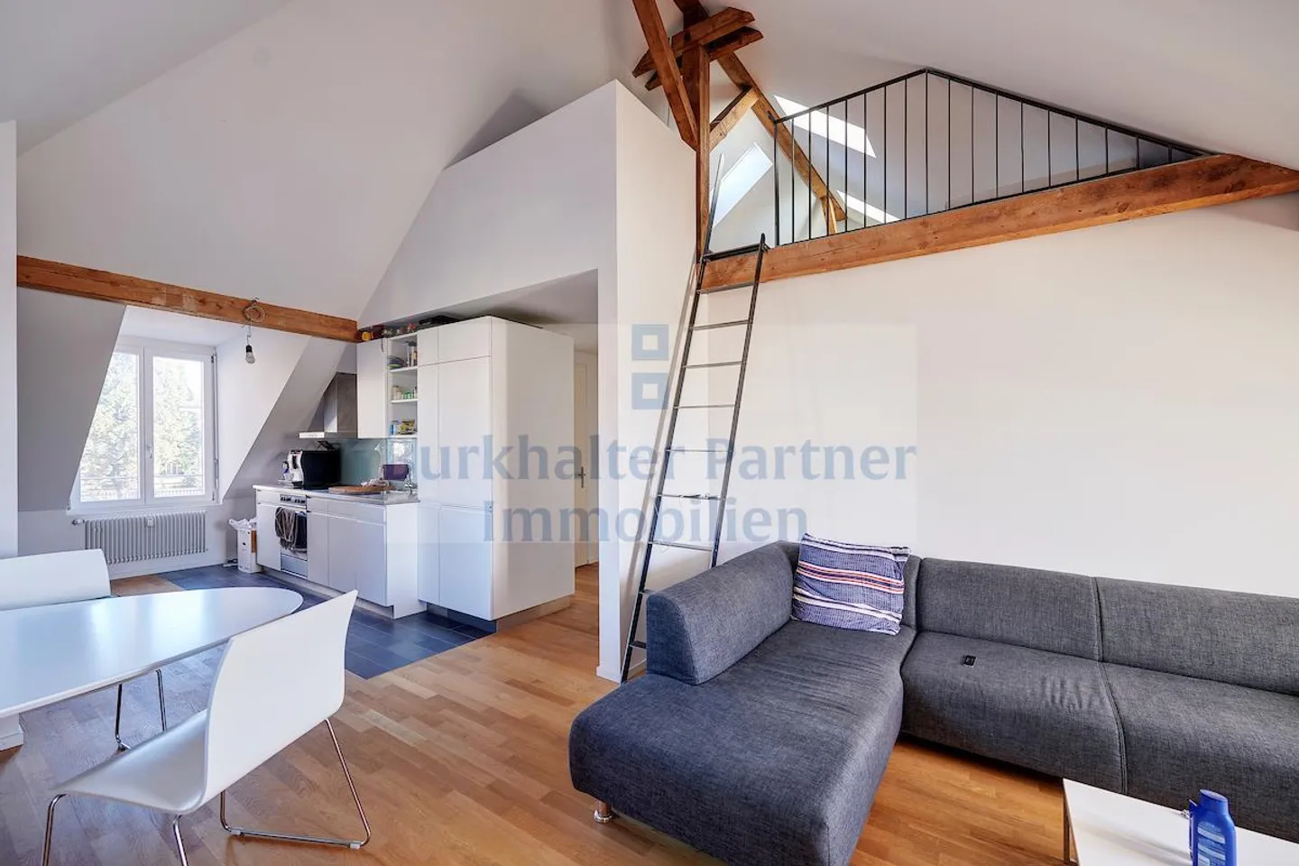 Bellissimo appartamento mansardato con galleria nella Länggasse anteriore! - Foto 4 di 9