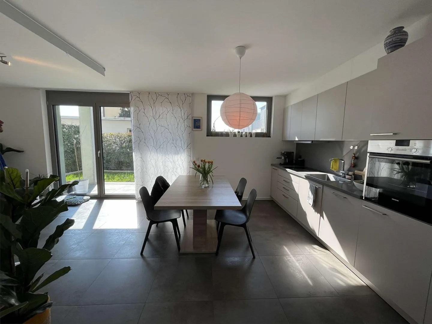 Appartement intéressant 3,5 pièces avec jardin et deux places de parking - Photo 2 sur 11