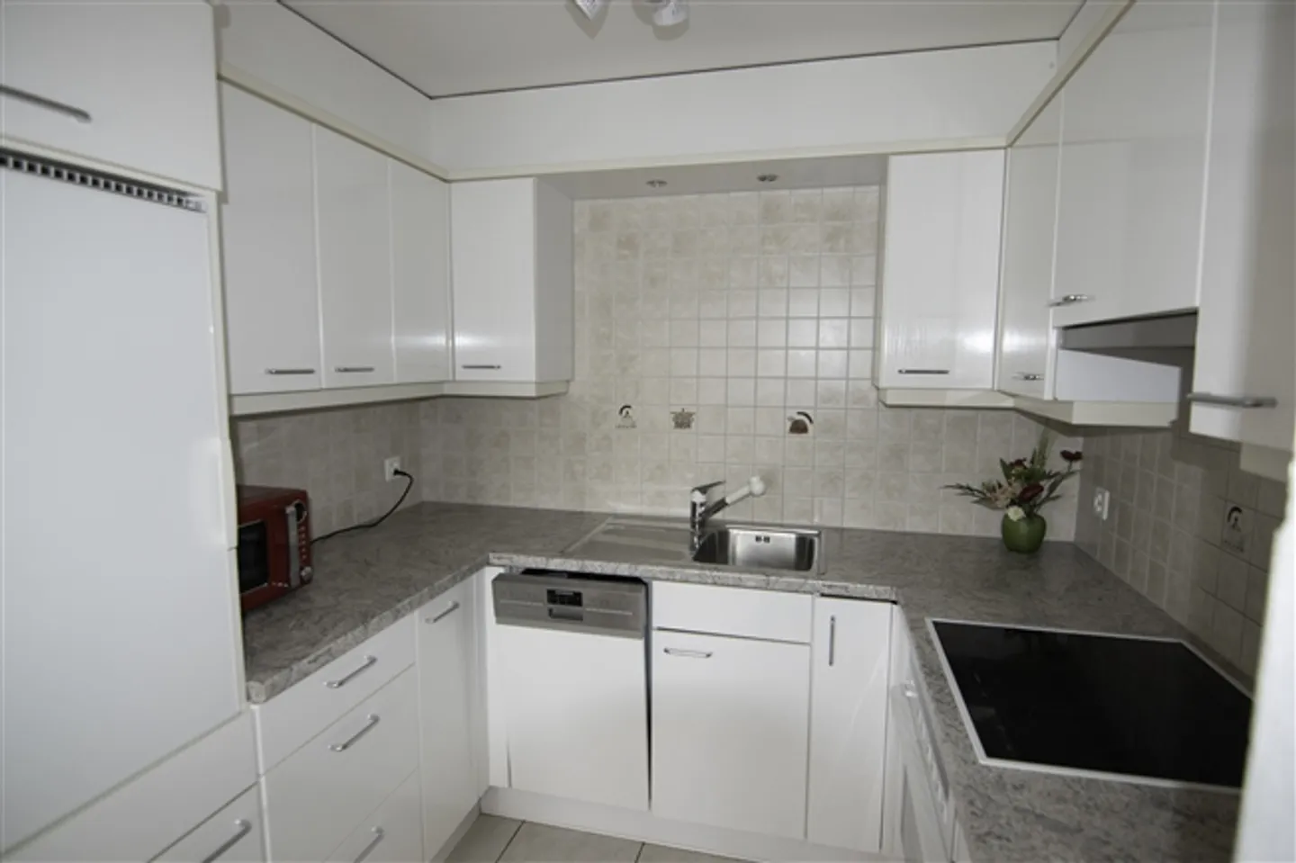 Appartement meublé à Dielsdorf, Suisse - Charges, Internet et TV inclus - Photo 14 sur 15