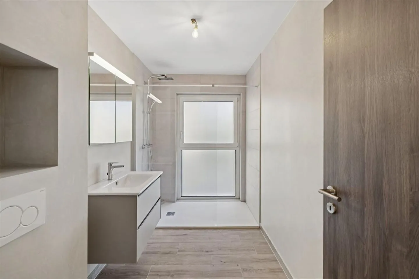 Nuovo appartamento di 2,5 stanze con bellissimi esterni - Foto 7 di 9