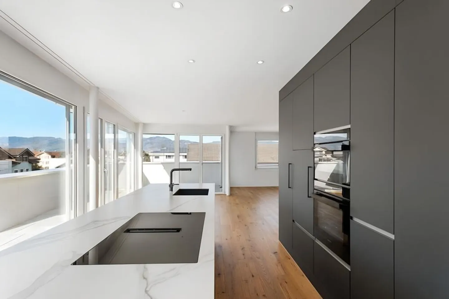 Attico con vista panoramica e ampia terrazza - Foto 2 di 6