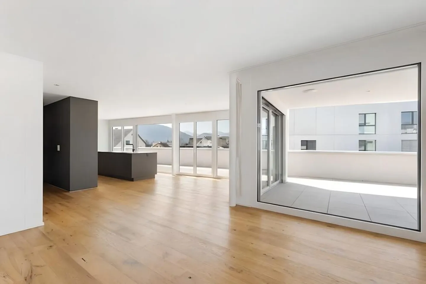 Attico con vista panoramica e ampia terrazza - Foto 3 di 6