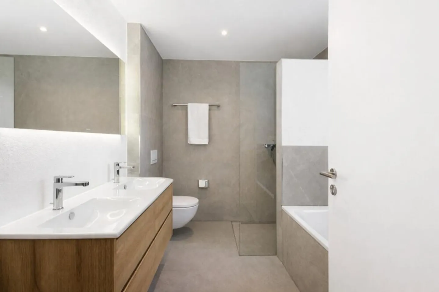 Attico con vista panoramica e ampia terrazza - Foto 4 di 6