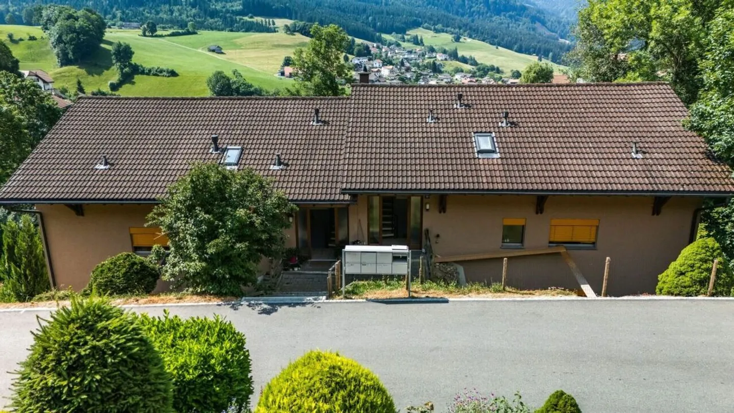 Casa plurifamiliare + 1 appartamento a Plasselb 75 - Foto 2 di 8