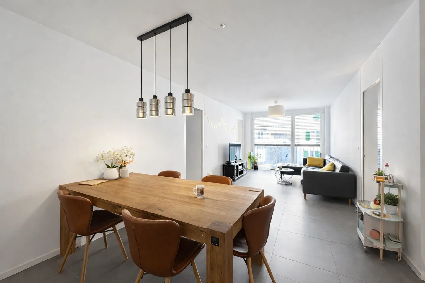 Appartement moderne de 4 pièces - Photo 2 sur 7