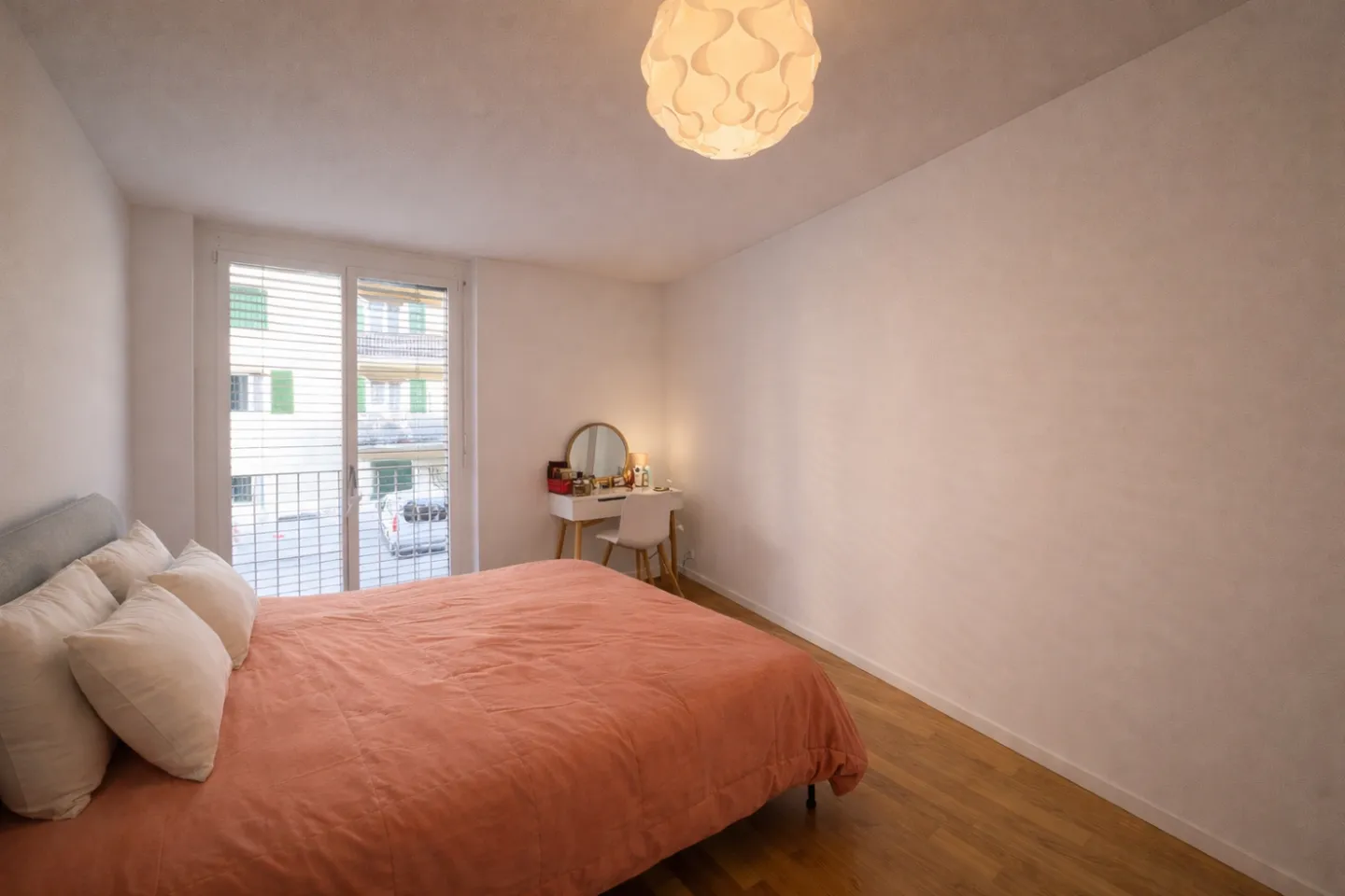 Appartement moderne de 4 pièces - Photo 3 sur 7
