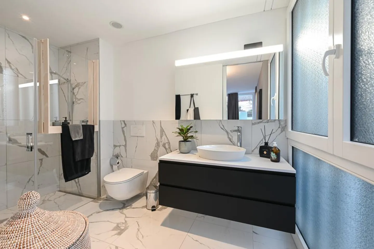 Appartement 4½ pièces de haute qualité et lumineux avec jardin - Photo 4 sur 7