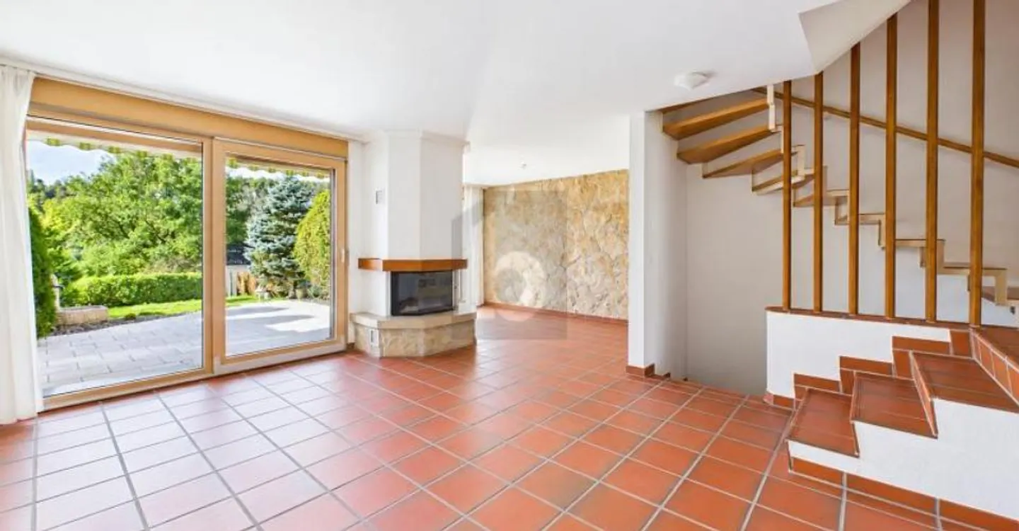 MIT CHARME, GARAGE UND EINEM GARTEN ZUM VERLIEBEN - Photo 2 of 6