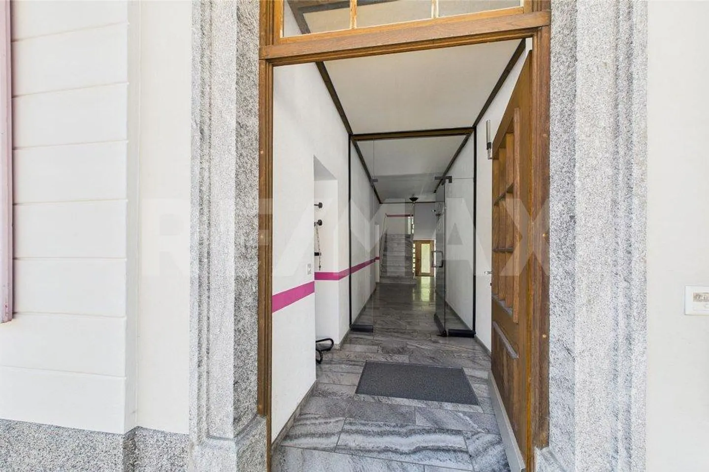 Multi-family house / income property in an elegant historic villa - Photo 3 of 13