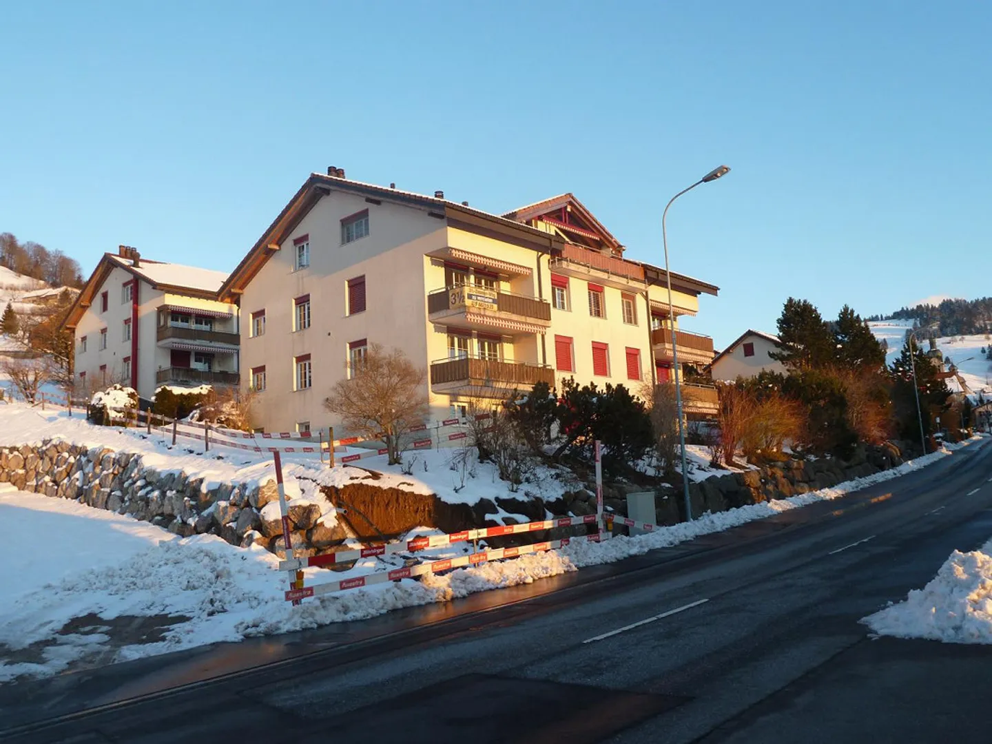 Attractive 3.5 Room Apartment in Prime Location with Lake and Mountain View - Photo 1 of 15