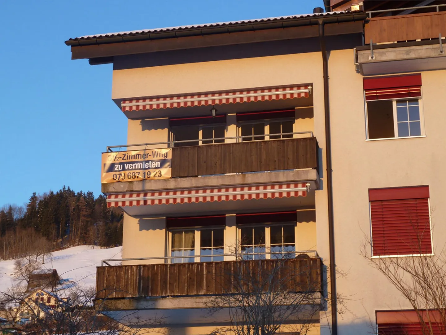 Attractive 3.5 Room Apartment in Prime Location with Lake and Mountain View - Photo 2 of 15