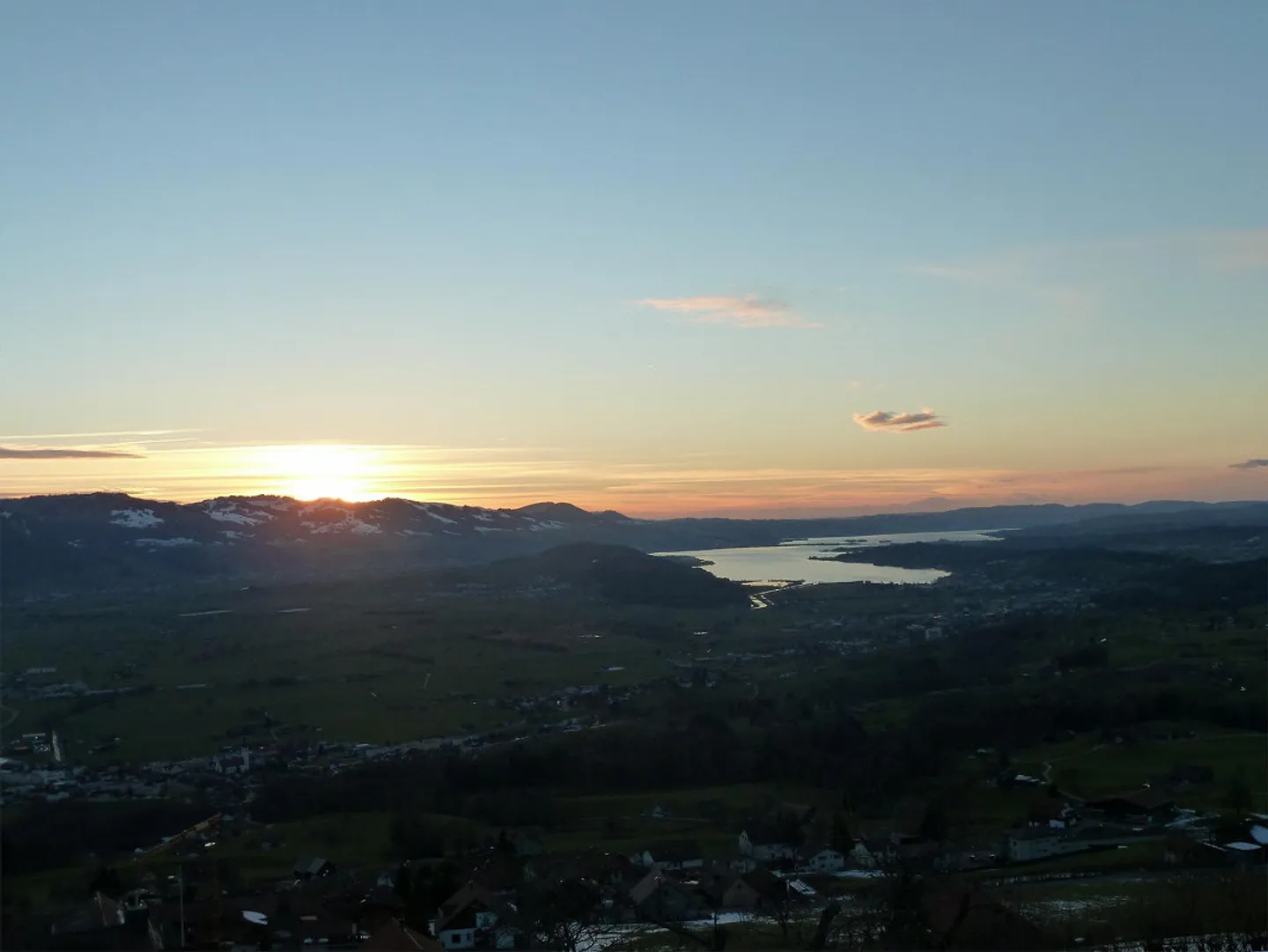 Attractive 3.5 Room Apartment in Prime Location with Lake and Mountain View - Photo 3 of 15