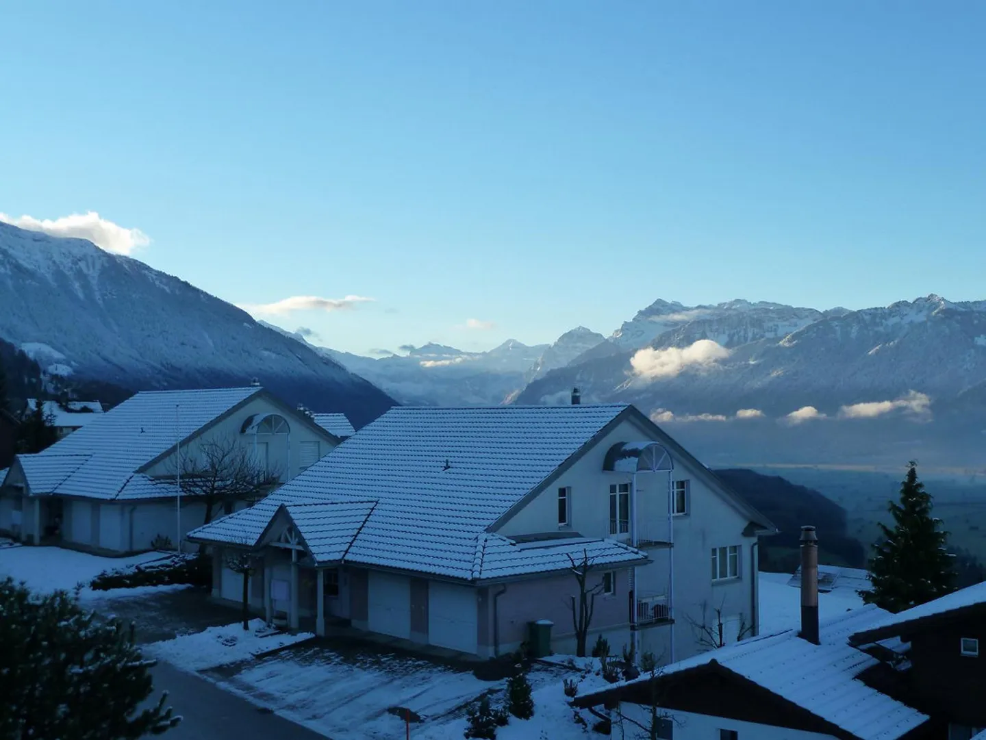 Attractive 3.5 Room Apartment in Prime Location with Lake and Mountain View - Photo 5 of 15