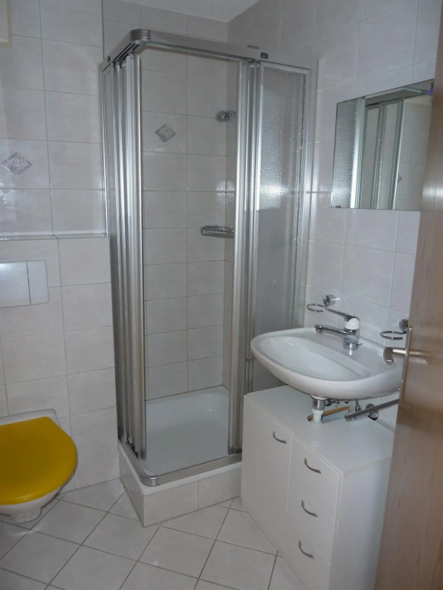 Attractive 3.5 Room Apartment in Prime Location with Lake and Mountain View - Photo 6 of 15