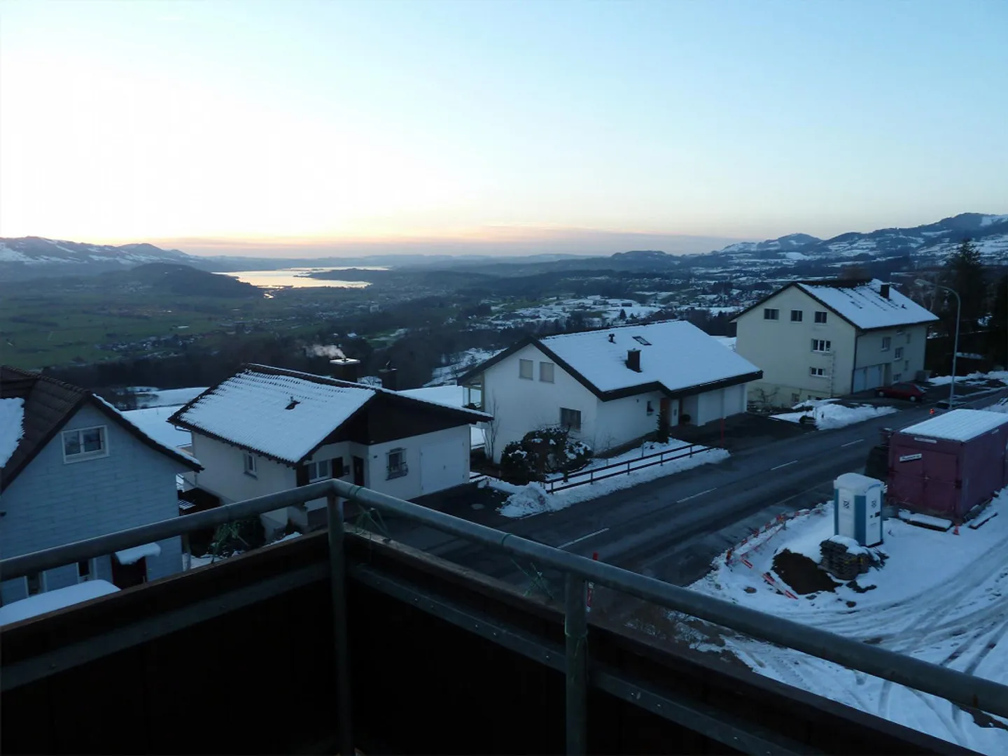 Attractive 3.5 Room Apartment in Prime Location with Lake and Mountain View - Photo 4 of 15