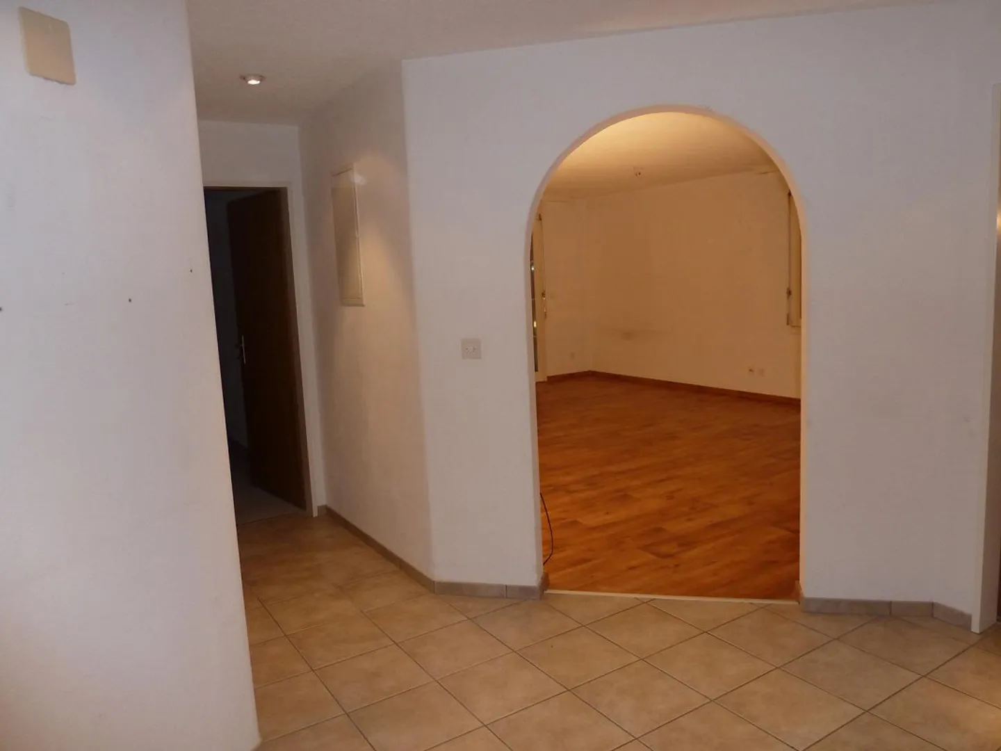 Attractive 3.5 Room Apartment in Prime Location with Lake and Mountain View - Photo 7 of 15