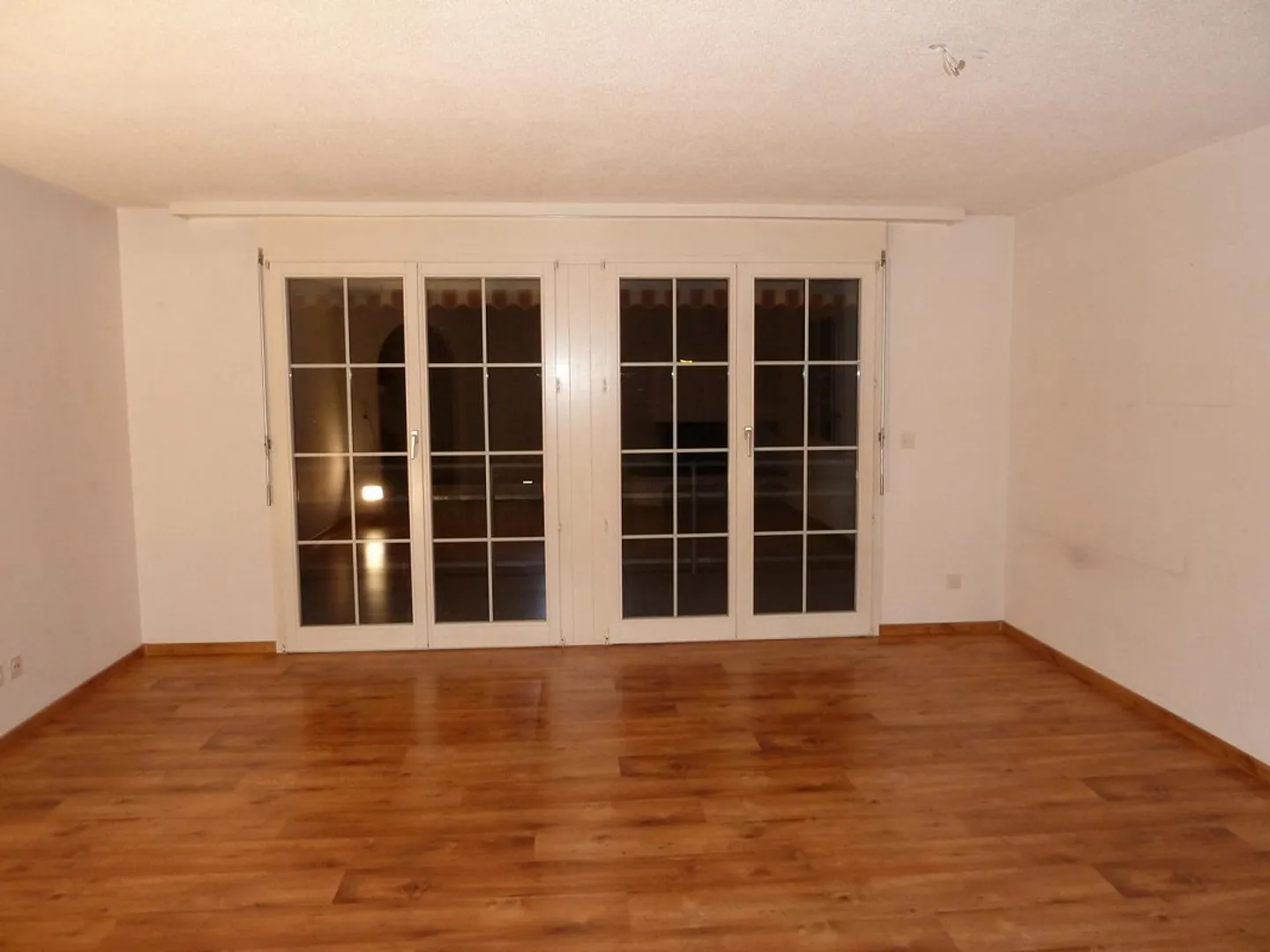 Attractive 3.5 Room Apartment in Prime Location with Lake and Mountain View - Photo 12 of 15