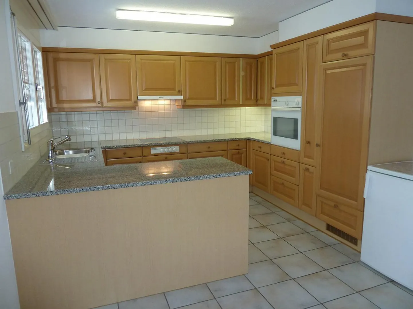 Attractive 3.5 Room Apartment in Prime Location with Lake and Mountain View - Photo 9 of 15