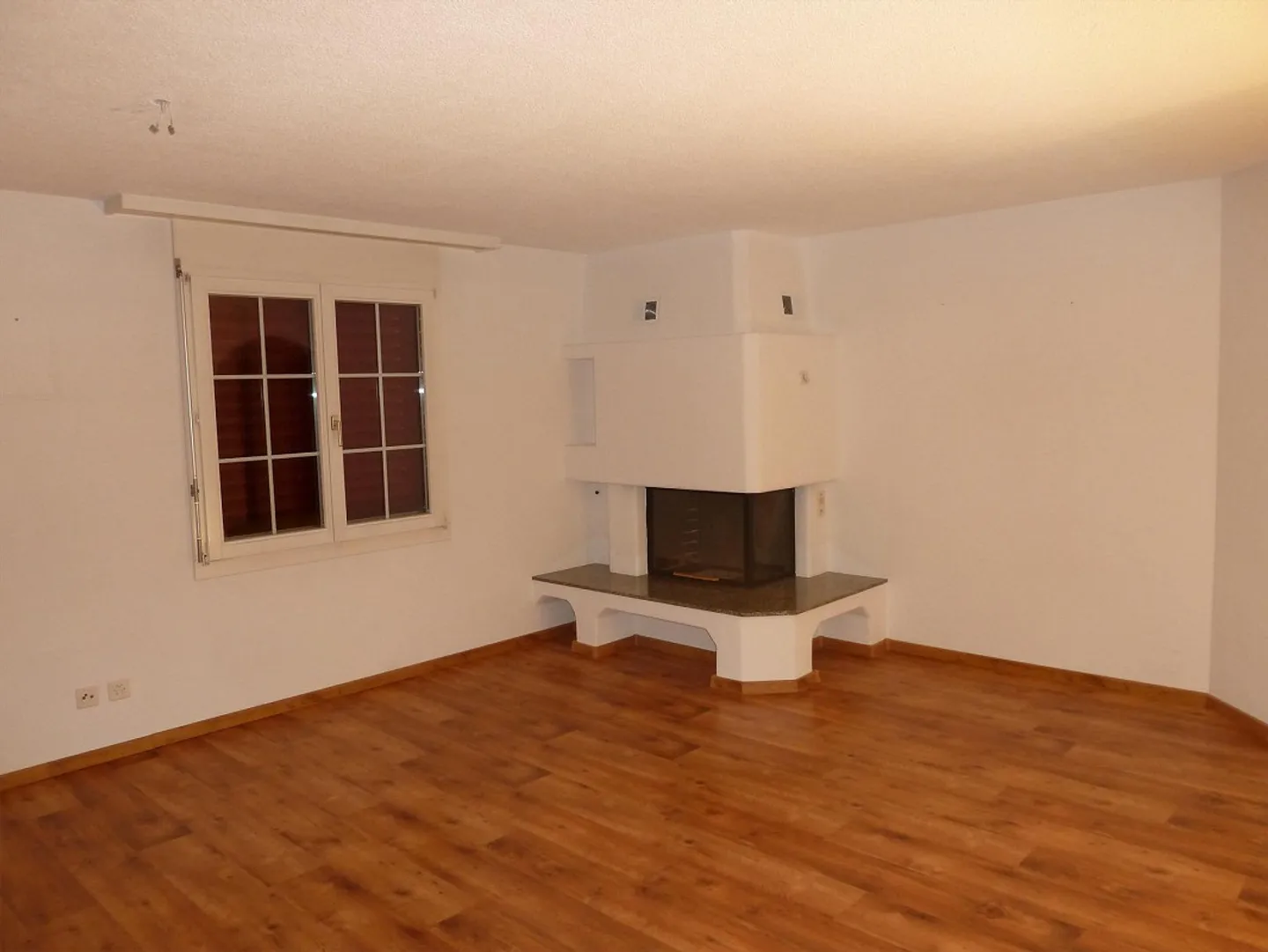 Attractive 3.5 Room Apartment in Prime Location with Lake and Mountain View - Photo 10 of 15