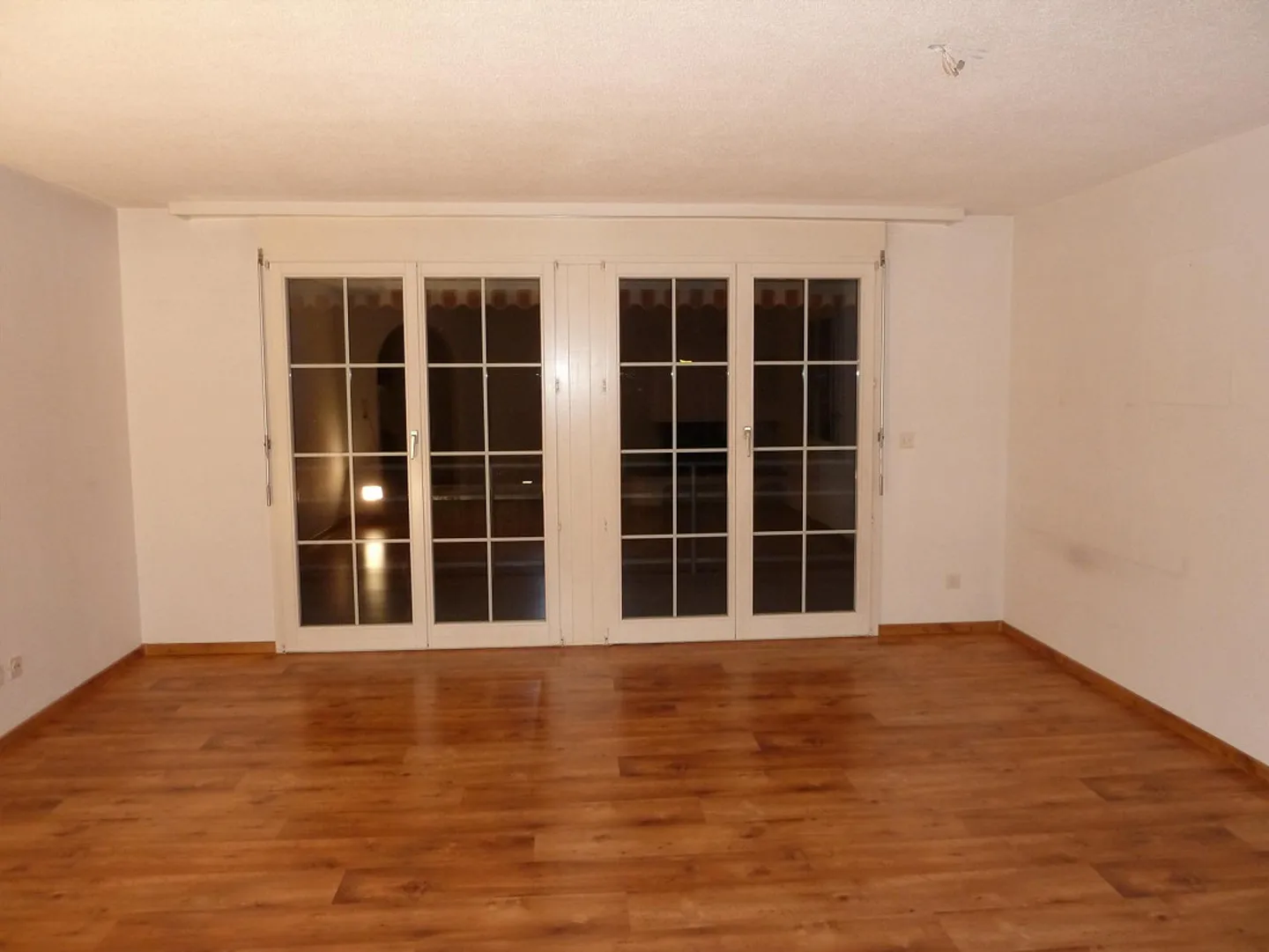 Attractive 3.5 Room Apartment in Prime Location with Lake and Mountain View - Photo 11 of 15