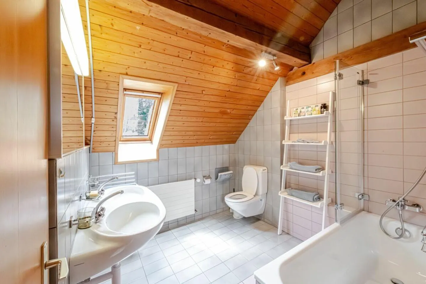 Historisches Einfamilienhaus trifft moderne Möglichkeiten - Photo 5 of 10