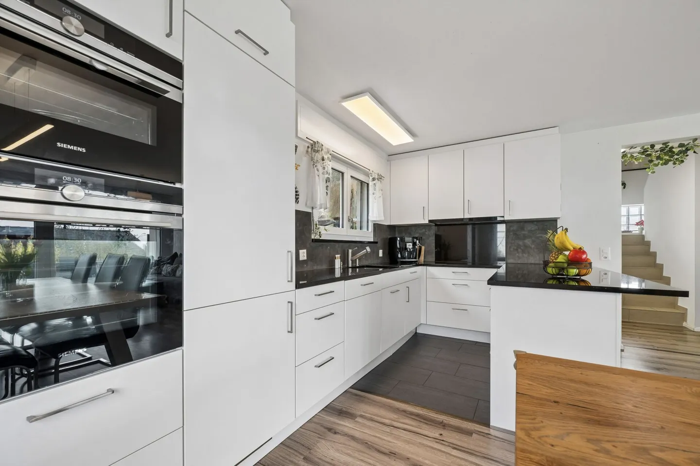 Maison individuelle de 5,5 pièces entièrement rénovée dans un emplacement calme et attrayant à Meinisberg BE - Photo 2 sur 14