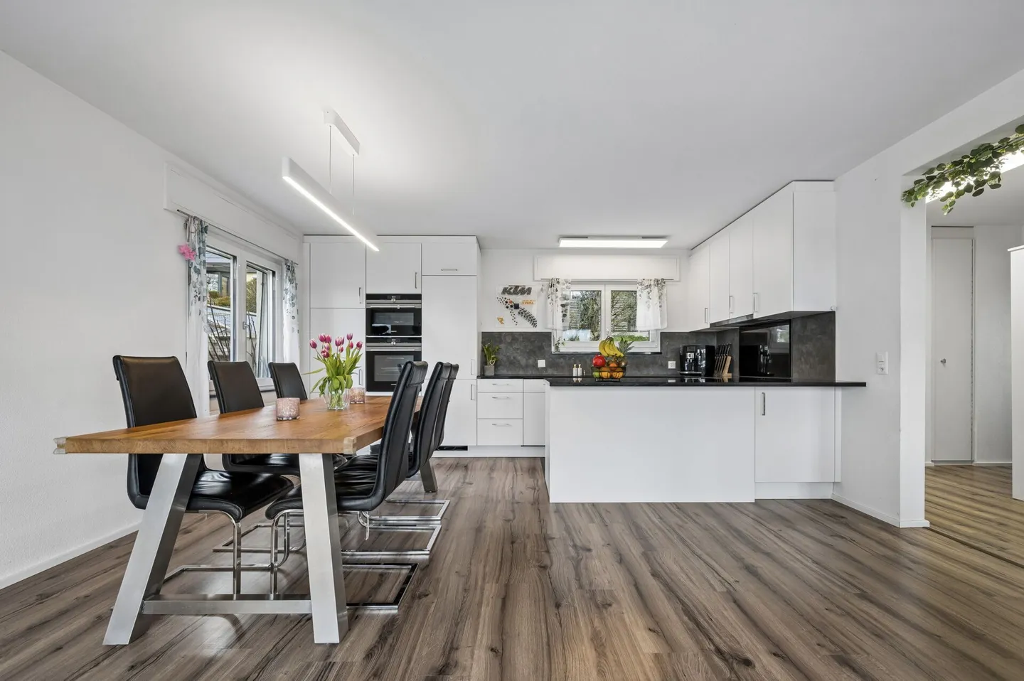 Maison individuelle de 5,5 pièces entièrement rénovée dans un emplacement calme et attrayant à Meinisberg BE - Photo 3 sur 14