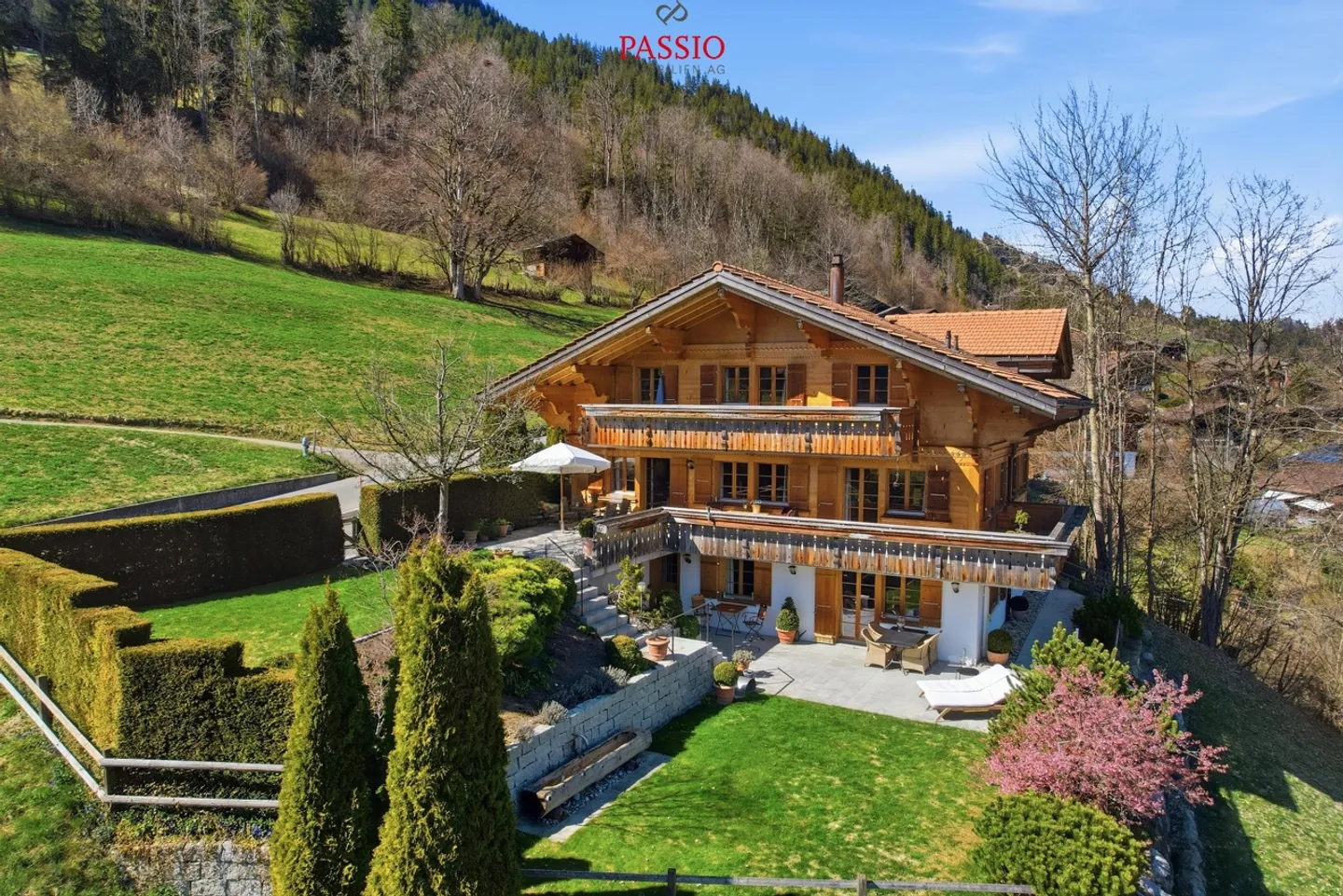 Chalet exclusif de 8,5 pièces avec potentiel locatif et jardin de rêve - Photo 1 sur 38