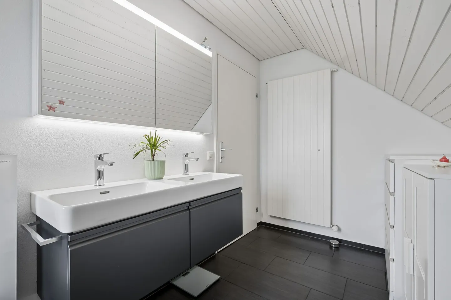 Maison individuelle de 5,5 pièces entièrement rénovée dans un emplacement calme et attrayant à Meinisberg BE - Photo 9 sur 14