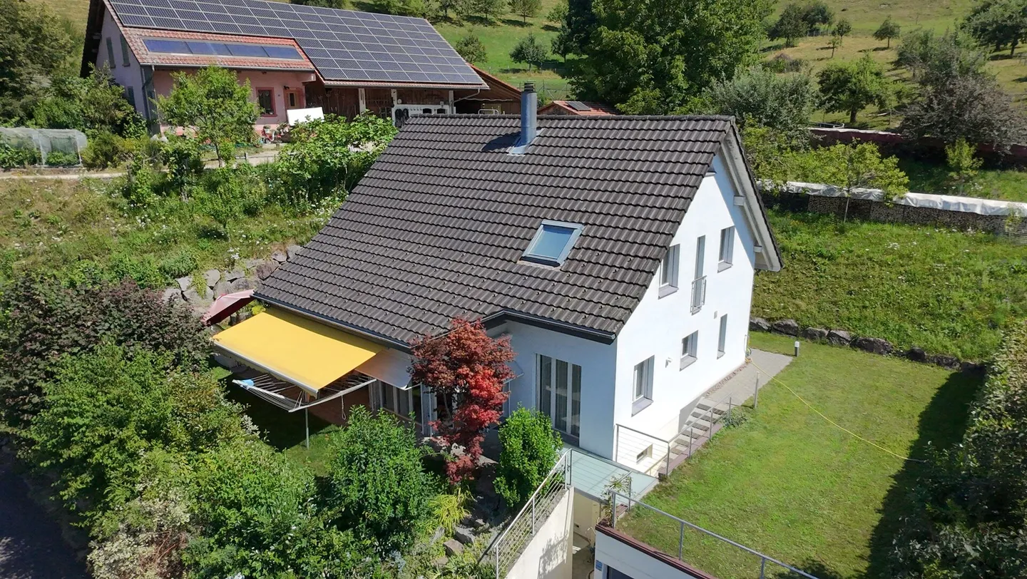 Casa unifamiliare adatta alle famiglie con 5,5 stanze e grande giardino a Gränichen - Foto 1 di 17