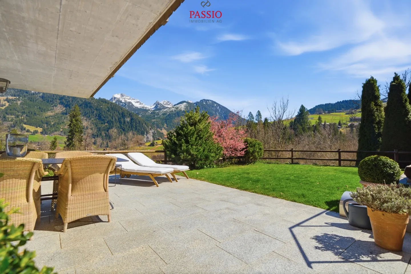 Chalet exclusif de 8,5 pièces avec potentiel locatif et jardin de rêve - Photo 2 sur 38